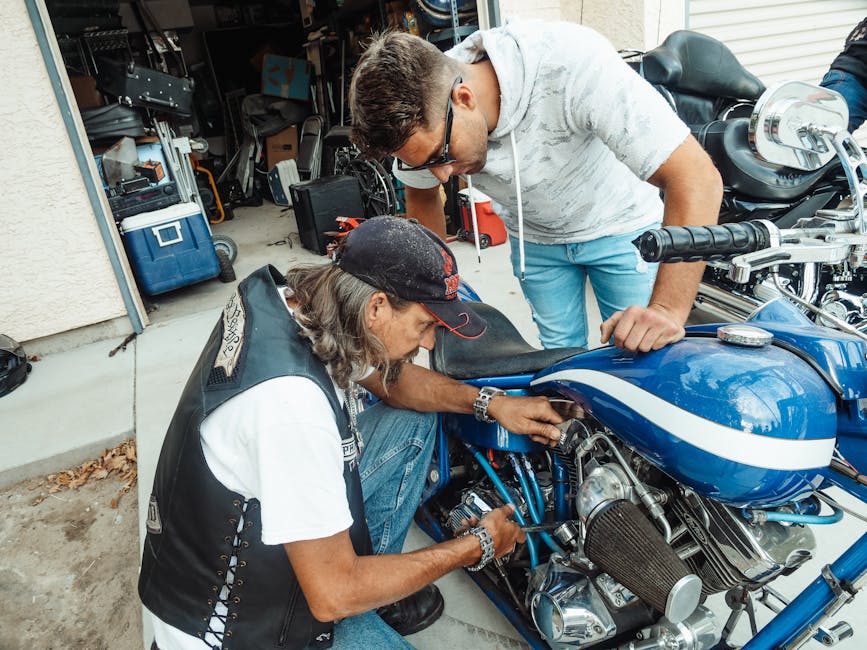Mecánicos revisando una moto en el taller ServiMotriz